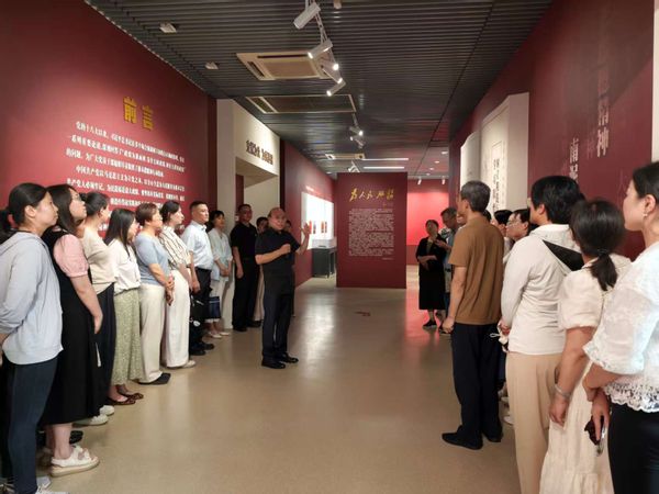 BV伟德官方网站中共党史资料馆馆长曹大臣为参观团体讲解
