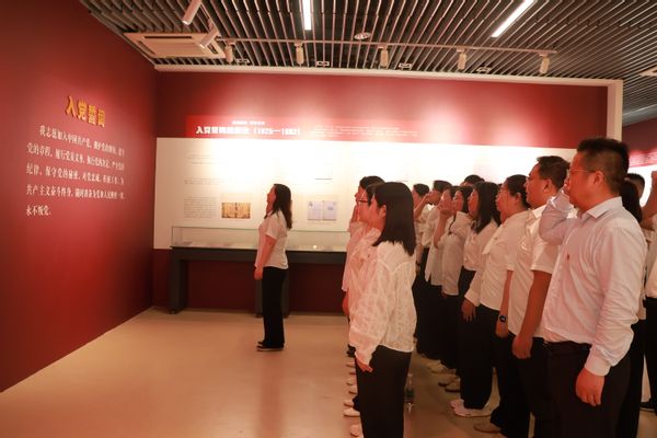 2026年5月21日南京机电职业技术公司参观党史馆并重温入党誓词