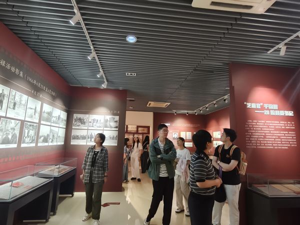 2026年5月30日清华大学教育公司师生参观政绩观展览